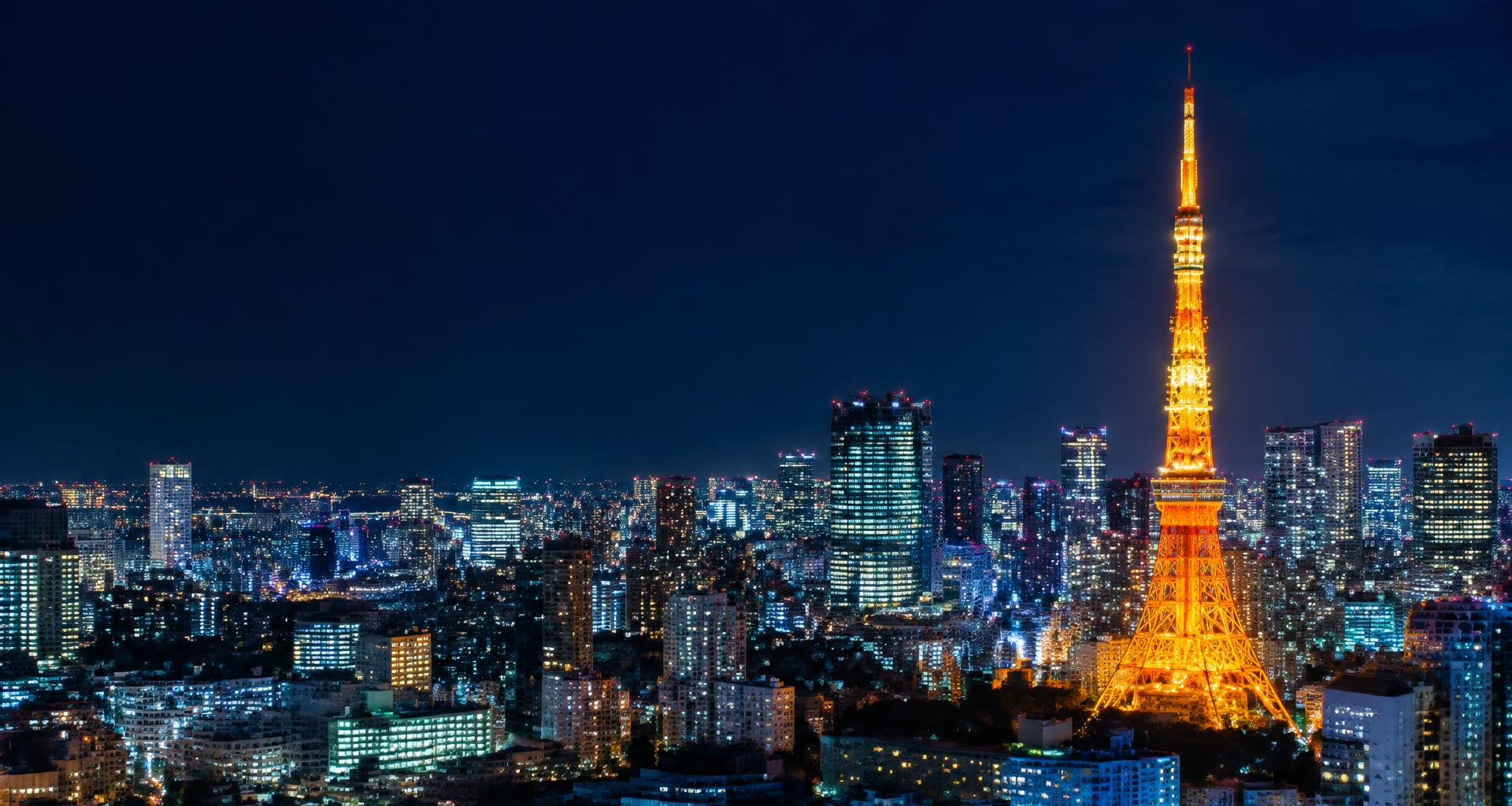 La Torre de Tokio iluminada en dorado sobre la ciudad de noche